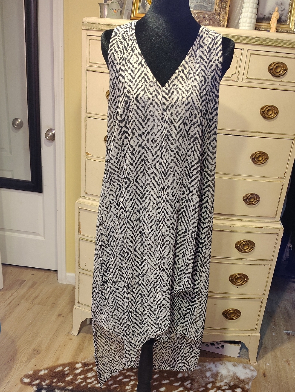 Emma & Michele Black and White Printed High-Low V-Neck Dress
